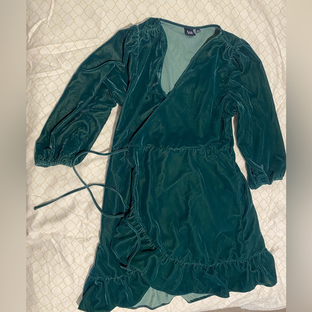 Green velvet wrap dress with a boho touch #velvetdress #Gap